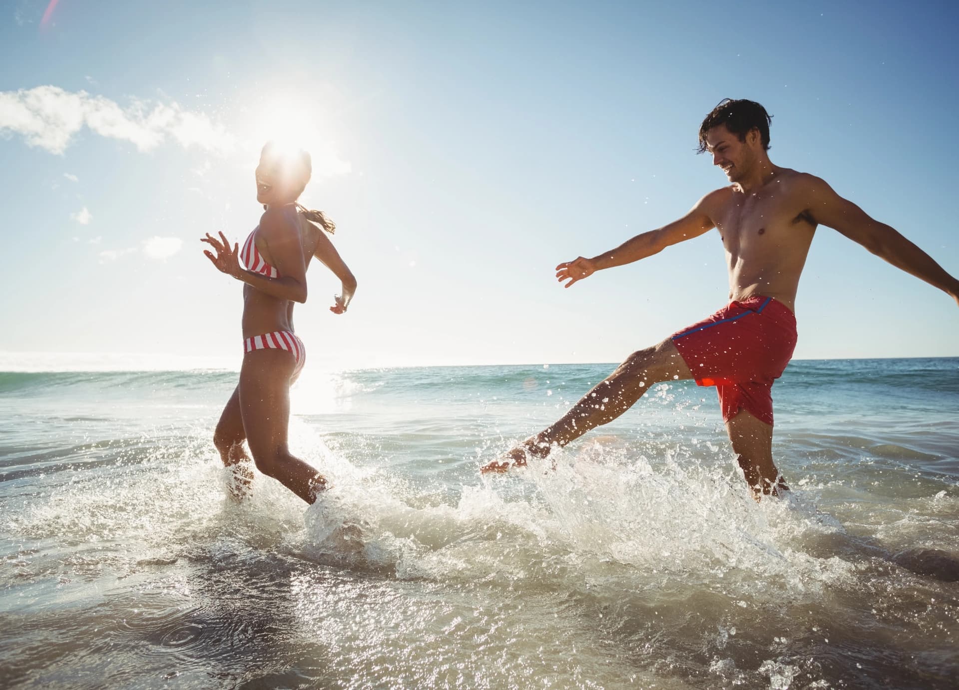 Foto de um casal se divertindo no mar