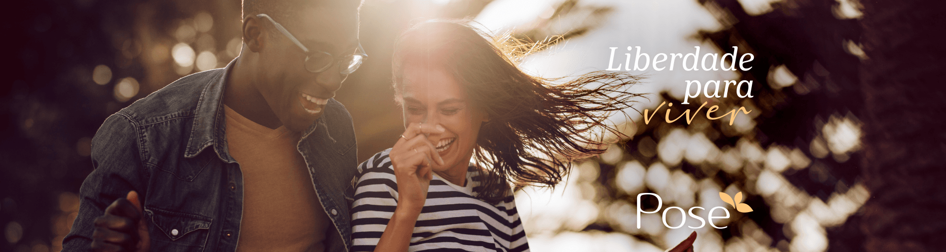 Casal sorrindo com texto ao lado dizendo Liberdade para viver