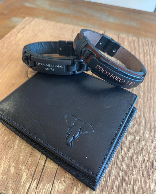 Imagem de uma carteira e pulseiras masculinas
