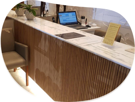 Foto de uma atendente mascarada segurando um saco plástico com utensílio descartáveis já utilizados pontos para o descarte