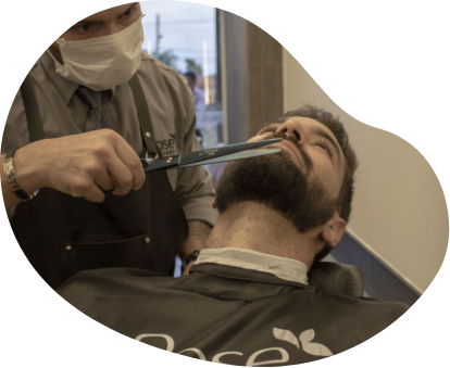 Atendente fazendo a barba de um homem