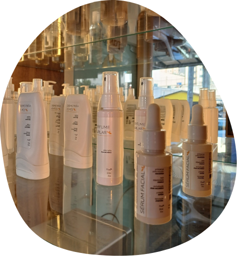 Foto de um relógio e uma carteira